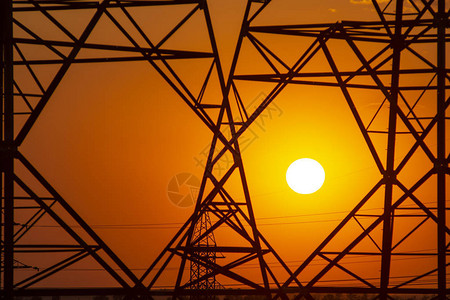 在输电线背景的日落图片