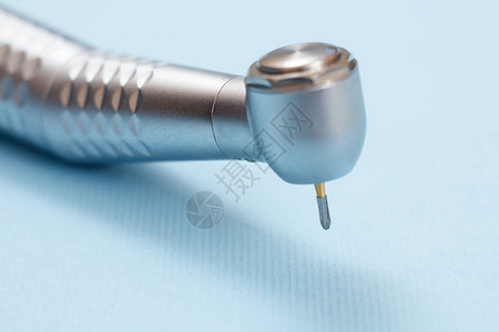 高速牙科的特写镜头蓝色背景下用于牙科治疗的牙科器械医疗工具浅景深图片