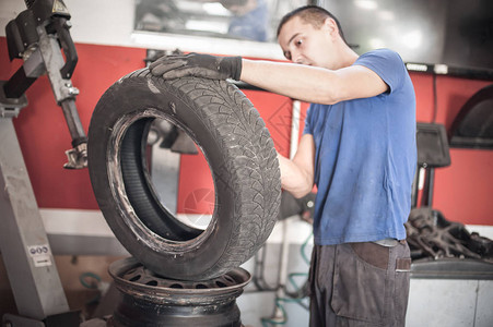 汽车硫化和车辆维修车间自动橡胶修复硫化机上的汽车机械师硫图片