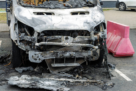 被火烧毁的汽车图片