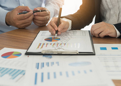 财务顾问团队正在分析商业图表报告中的投资回报财务规划会计和数图片