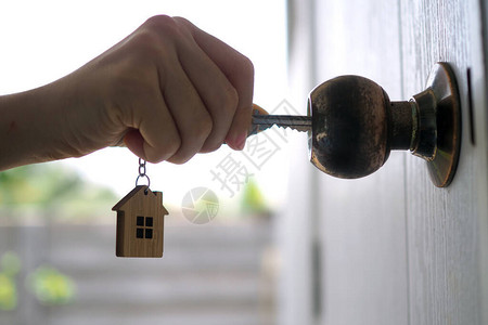 房东为新家解锁房子钥匙图片