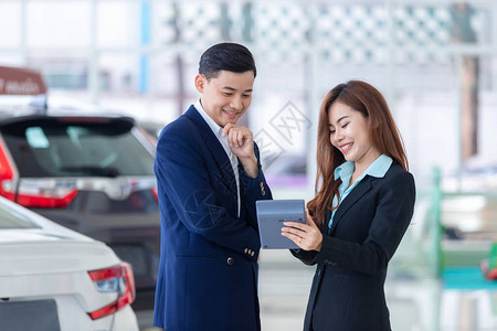 亚洲商人在汽车展厅买新车租车业务等亚图片