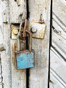 旧门上的挂锁图片