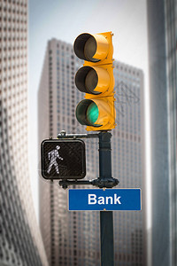 街口在通往银行背景图片