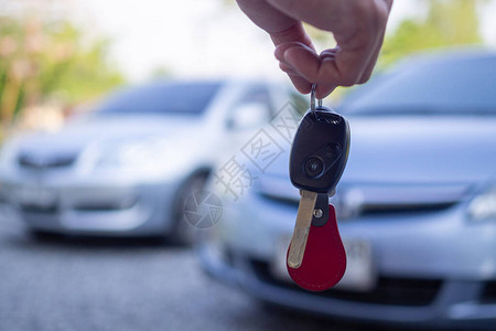 卖车和给新主人的钥匙的概念是背景图片