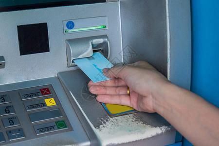 将自动取款机信用卡插入银行机器图片