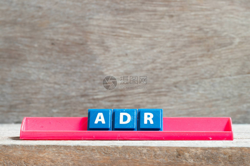 在红架上用ADR减少不良药物反应字在木本图片
