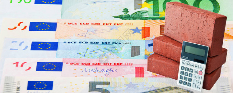 欧元现金和砖头以口袋计图片
