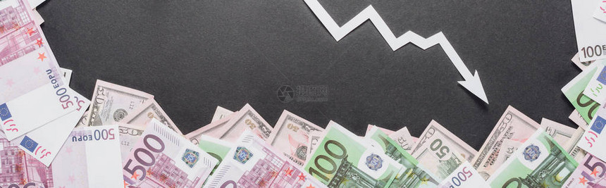 黑底贴近美元和欧元钞票的白衰退图片