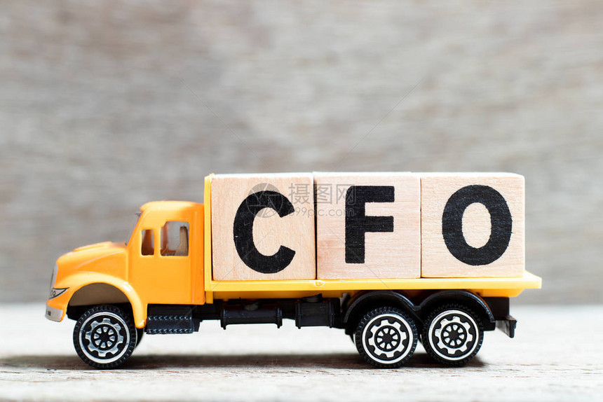用CFO字首席财务干事的缩写持有木本底图片