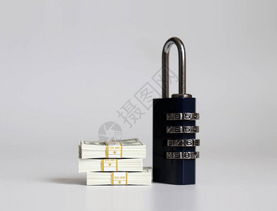 密码锁和一捆百元钞票背景图片