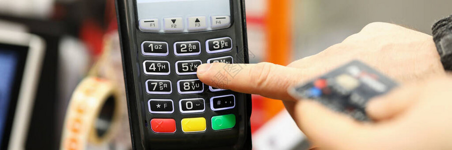 人员按下终端上的旋钮的特写镜头使用现代方法和塑料信用卡付款在超市或咖啡馆买单技背景图片