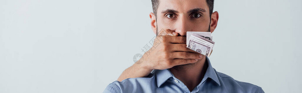 男手握着美元和将嘴盖在被灰色隔图片