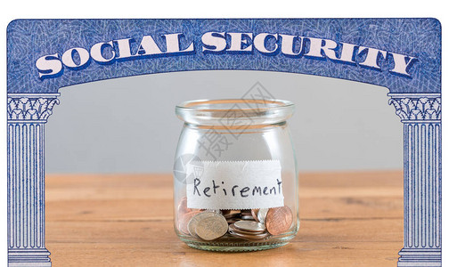 玻璃罐内的零钱和硬币代表社会保障信托基金图片
