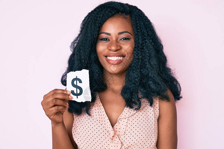 美丽的非洲女人拿着美元符号纸图片