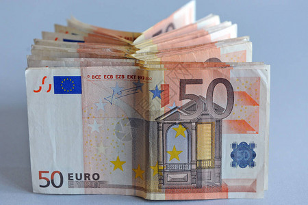 白色背景中的欧元纸币和硬币图片