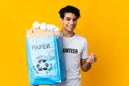 委内瑞拉年轻男子拿着一个回收袋满纸来回图片