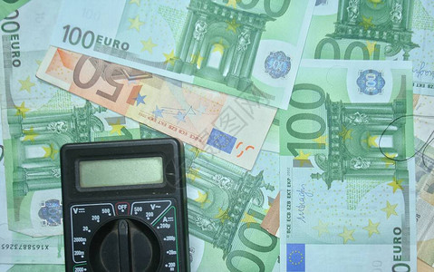 欧元钞票背景的多计数仪电费和电费的概图片