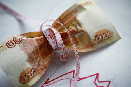 经营理念本国货币贬值带有题字500万卢布的比尔通货膨胀和停滞用测量链收背景图片