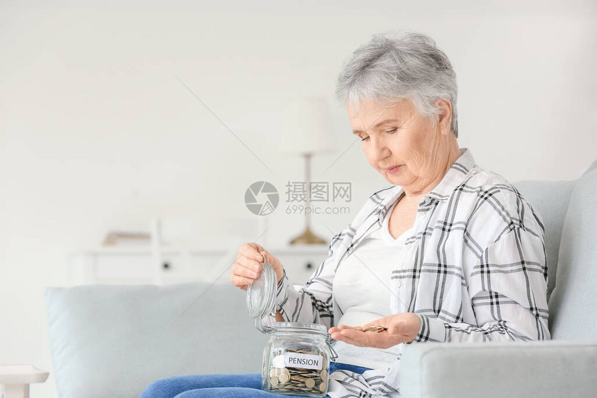 家里罐子里有积蓄的老妇人图片