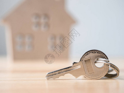 木屋背景模糊的房屋钥匙房地产投资和房屋图片