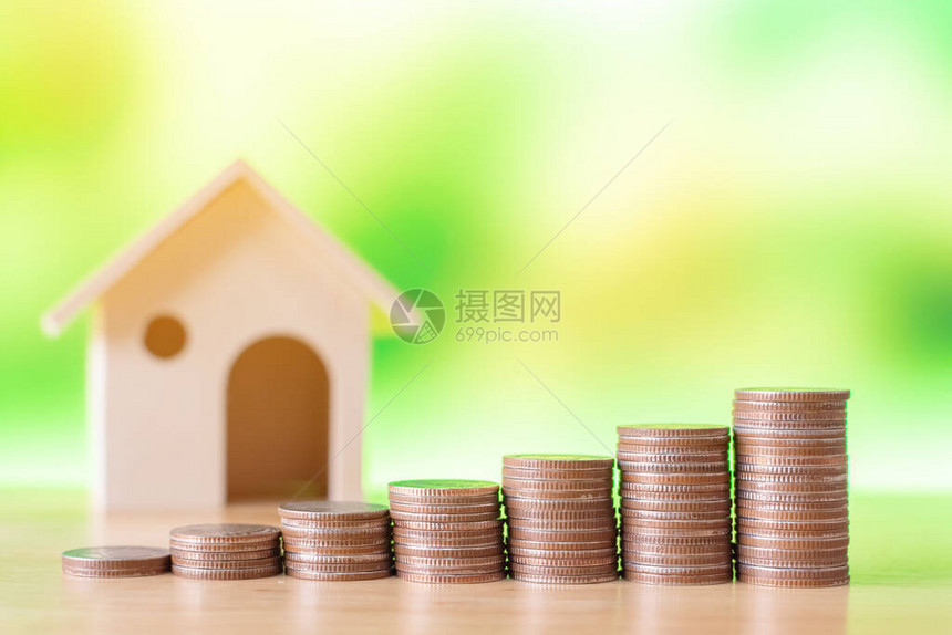 地产投资和房屋抵押金融概念用木屋装钱币图片