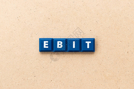 EBIT利息和税收前入的缩写木材背景的平面字母图片