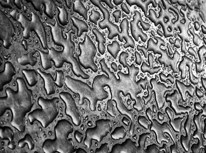 钢铁表面的雨水产生的水形成抽图片