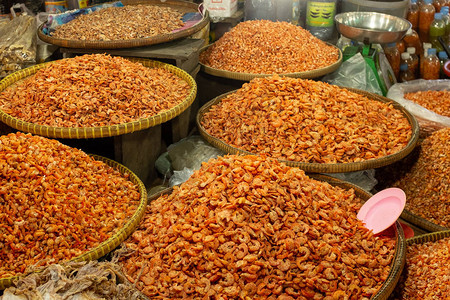 几袋干虾在亚洲粮食市场上出售堆积在竹图片