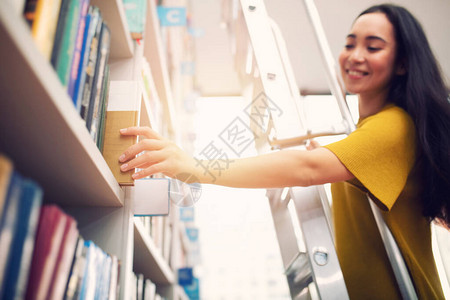 女孩选择一本书来阅读文化概念图片