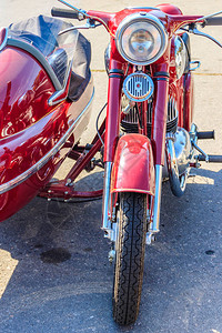三轮摩托车在市街上开图片