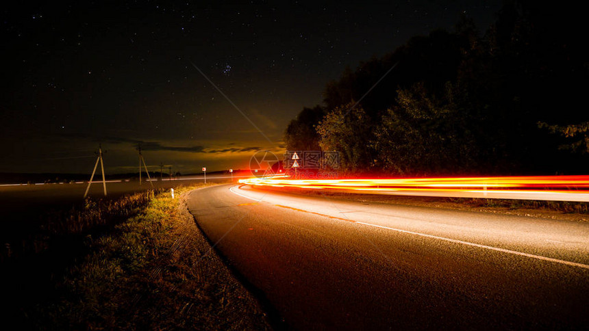 汽车在高速公路和星际高速公路下转弯的灯光轨迹StarryT图片