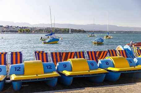 日内瓦湖岸边的彩色小水车图片