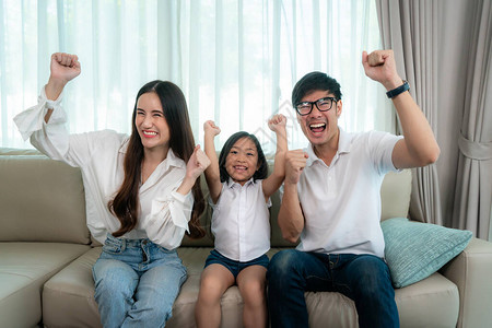 坦率的亚洲家庭与父亲母亲和女儿一起享受周末活动图片