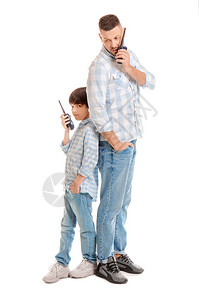 父亲和小儿子带着白色背景的背景图片