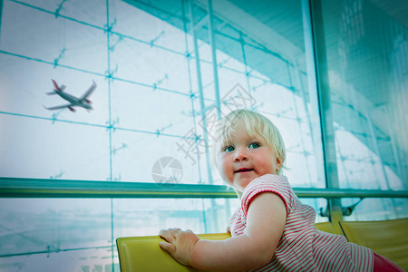 可爱的小女孩在机场等候图片