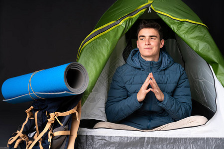 在一个露营的绿色帐篷里与黑人背景密谋策划某图片