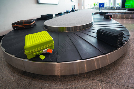 行李箱或行李通过机场终点站候货休息室的传送带图片