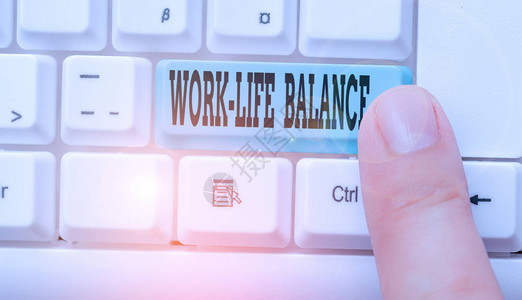 显示工作生活平衡的文字符号分配给工作和生活方面的商务照片文本图片