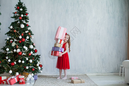 女孩装饰圣诞树礼物图片