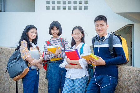 4名亚裔青少年学生站在学校里图片
