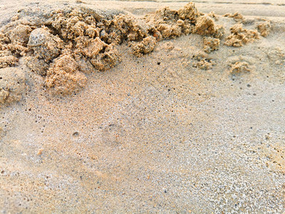 海滩沙子在左上角填满了一堆还有文字空间图片