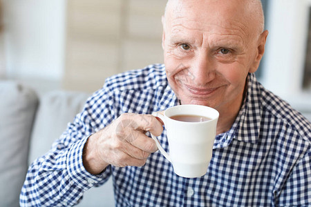 老人在家喝茶图片