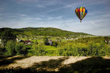 用气球拍摄风景的广角波兰利图片