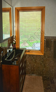 豪宅浴室窗边的黑色洗脸盆图片