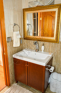 豪宅浴室镜子前的洗手盆图片
