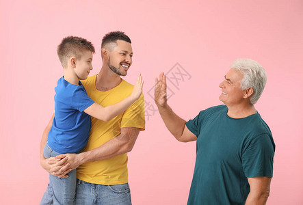 男人与父亲和儿子在肤色背景下互相击掌图片