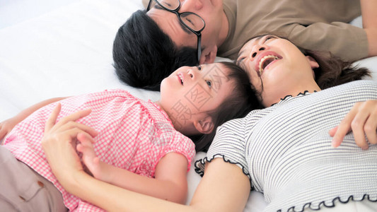 与母亲父亲和残疾女儿一起在家共度时光的幸福图片