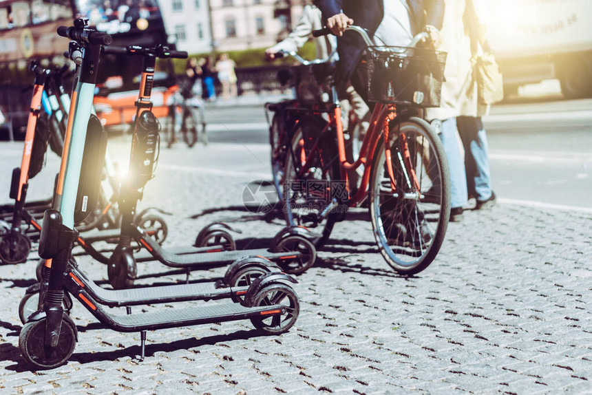 共享电动滑板车停在人行道夏日阳光下使用手机移动应用出租的背景在欧洲的智慧城市中使用有助于交通交通安图片